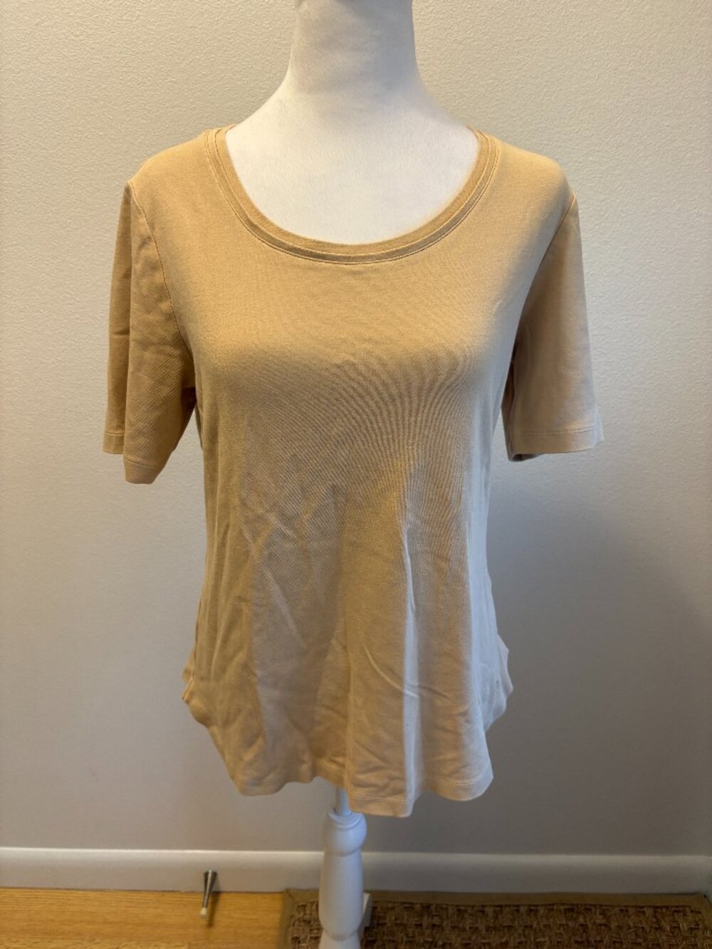 isaac mizrahi Women's Pullover Tee Beige Short Sleeve Size Medium